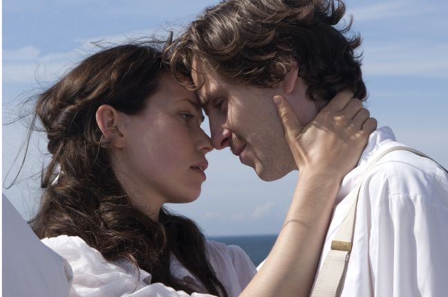 Marie und Hugo kurz vor dem Kuss