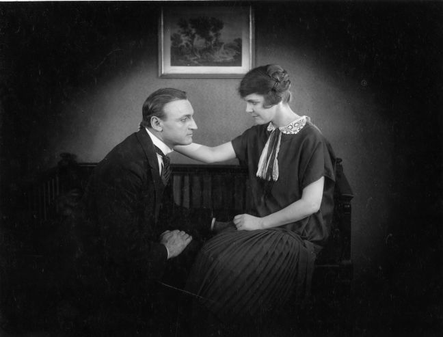 Viktor und Ida sitzen beisammen