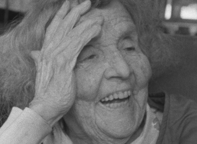 Anna Casparssons Gesicht in Nahaufnahme, lächelnd