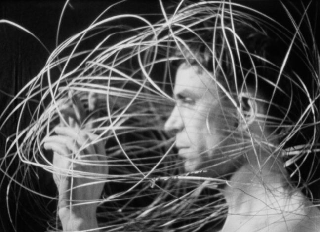 Mann mit Drähten um den Kopf gewickelt