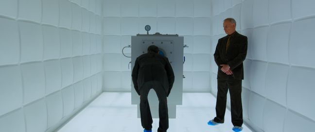 Mann guckt in Röhre