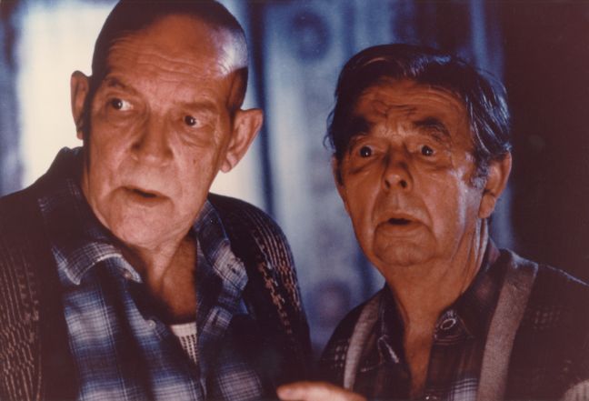 Moe und Far schauen erschrocken an der Kamera vorbei