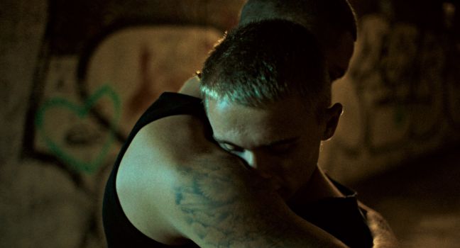 Robin und Dennis umarmen sich