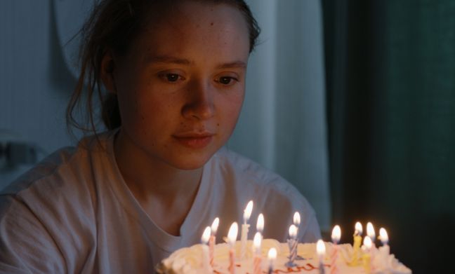 Victoria mit Geburtstagstorte