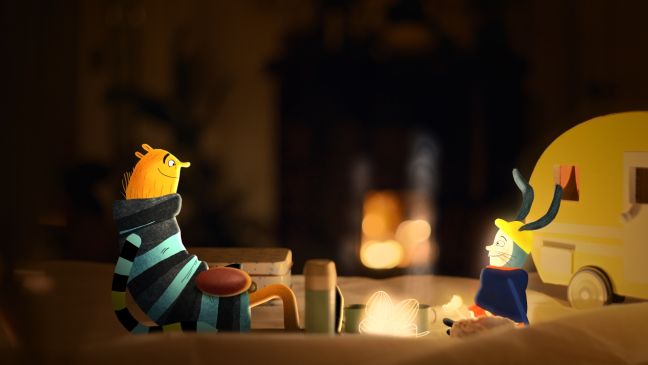 Zwei Wesen sitzen am Lagerfeuer