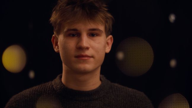 Frontal shot Jugendliche, dunkle Haare, kurz