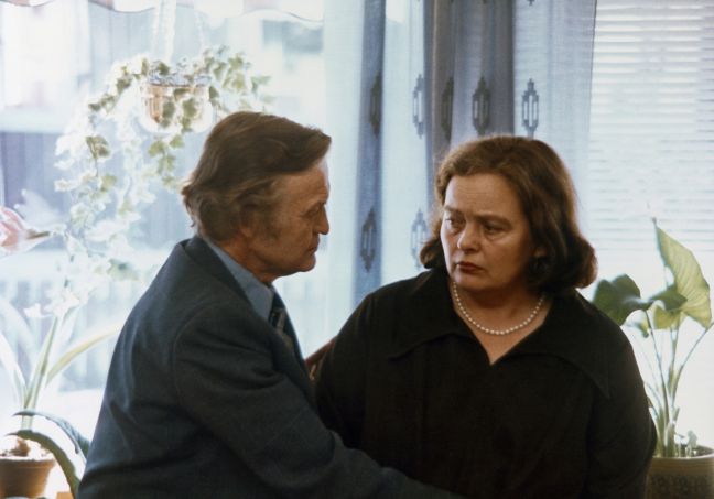 Mann und Frau vor Fenster