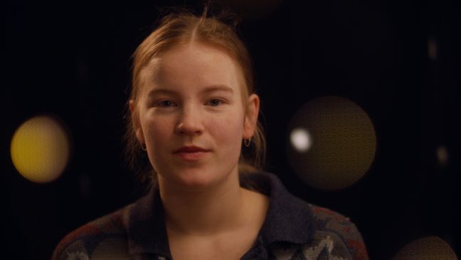 Frontal shot Jugendliche, blonde Haare (weib. gelesen)