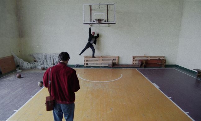 Domas hängt am Basketballkorb, Ignas fotografiert ihn