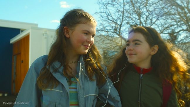 Nahaufnahme Kara und Jenny wie sie sich Musik anhören