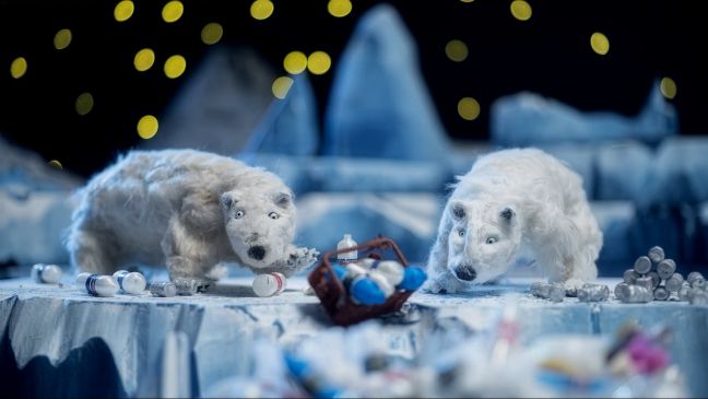 Eisbären Bo und Arne umgeben von Plastikflaschen