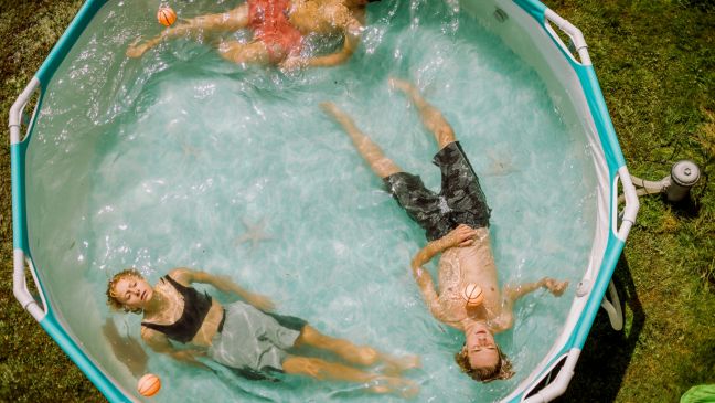 Malou mit ihren Brüdern im Pool