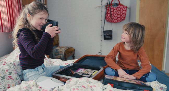 Edle und Brage spielen mit einer Polaroid-Kamera