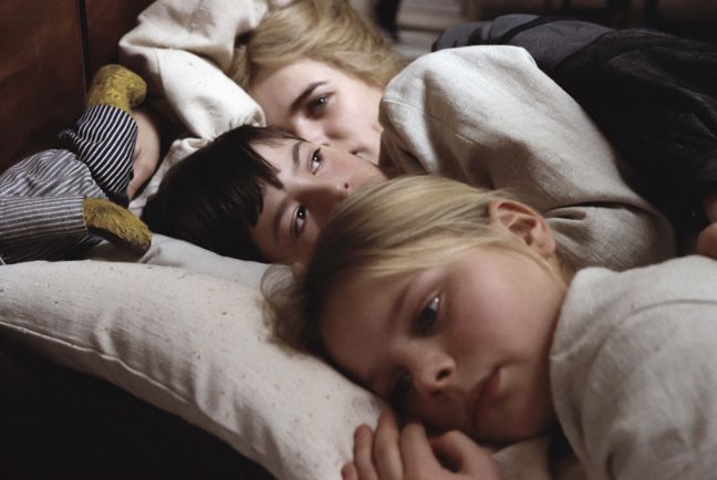 Fanny, Alexander und ihre Mutter liegen nebeneinander im Bett