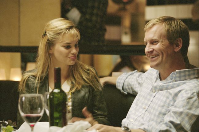 Maria und Christoffer beim Abendessen, er lacht