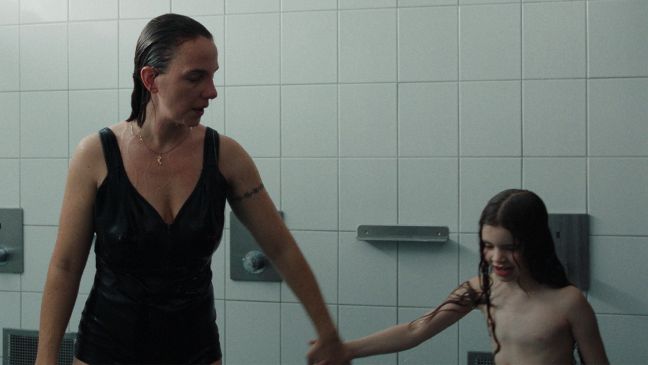 Constanze und Cleo unter der Dusche