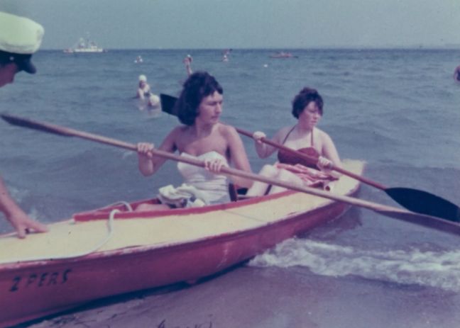 zwei Frauen in einem Paddelboot am Strand