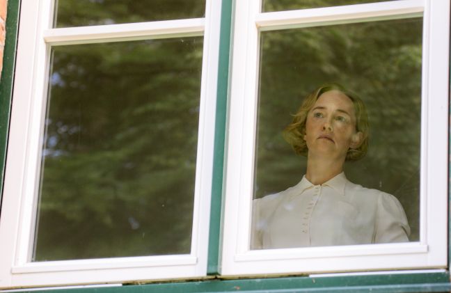 Astrid Lindgren am Fenster in Stockholm