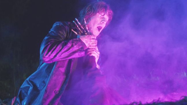 Mann wird von eine Hand gewürgt, lila Licht/Smoke