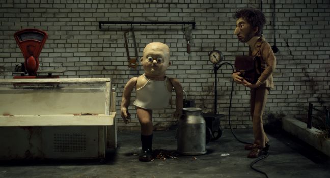 Cynosephaly neben dem Schlachter mit  einem Bein