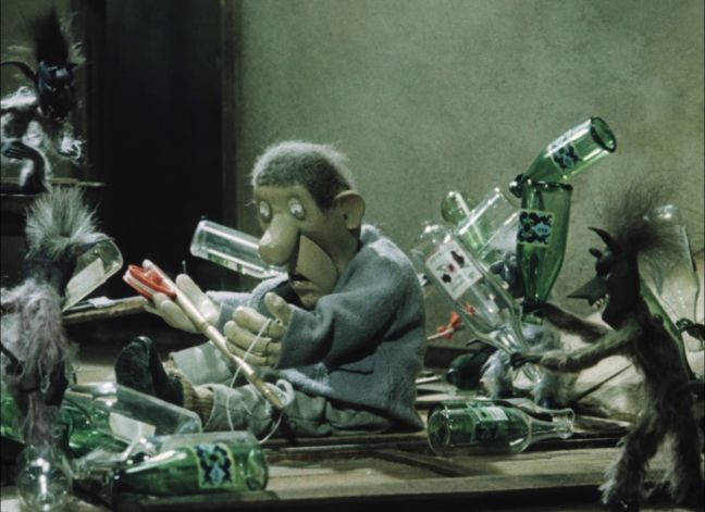 Der Alkoholtrinker mit sieben Teufelchen in einem Chaos aus Flaschen