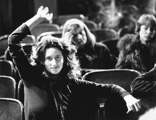 Vibeke Løkkeberg hebt die Hand in einer Versammlung