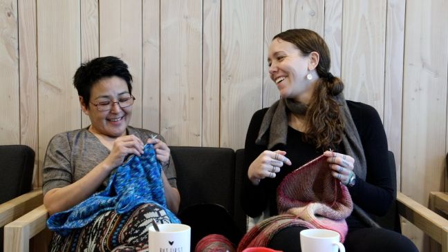 Nina und ruth sitzen auf der Couch und lachen