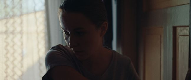 Miia im Schatten am Fenster