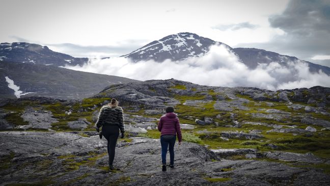 Ruth und Nina laufen auf dem Berg/Felsen