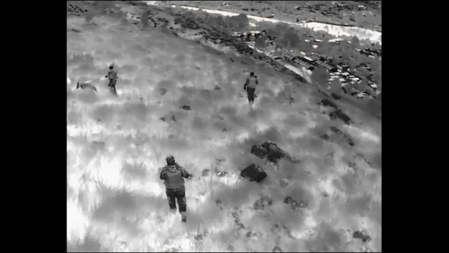 Schwarz-weiße Drohnenaufnahme von Sicherheitsmitarbeitern