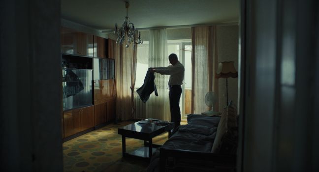 Vater zieht sich in dem Apartment an