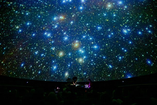 Saroos vor einer Vielzahl an Sternen und Sonnen