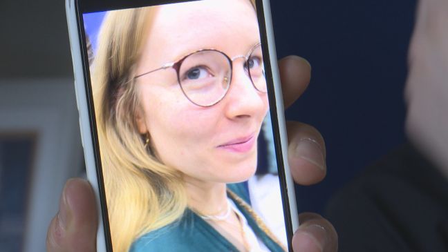 Alayhams Freundin Liz auf dem Smartphone