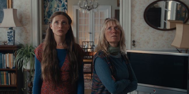 Anne-Sofie und Tina sind im Haus und gucken nach oben