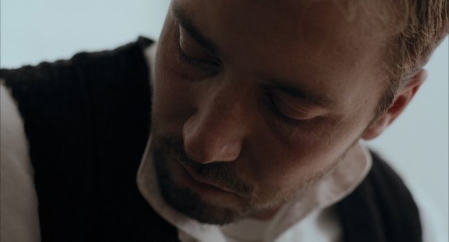 Paul in Arbeitskleidung, schau über die Schulter nach unten