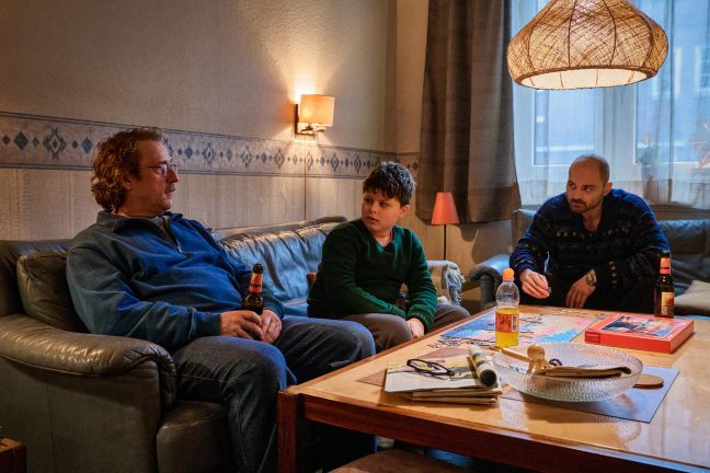 Ralf Prange mit Nachbarn am Couchtisch mit Puzzle