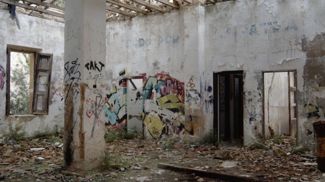 Der Raum für Gefangene in Illetes, Graffiti, Bauschutt