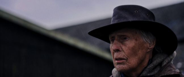 Elke Kruse mit ernstem Blick und Cowboy-Hut