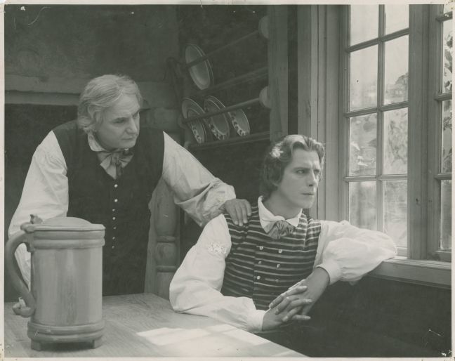 Thorbjörn schaut sehnsuchtsvoll aus dem Fenster, sein Vater legt ihm eine Hand auf die Schulter