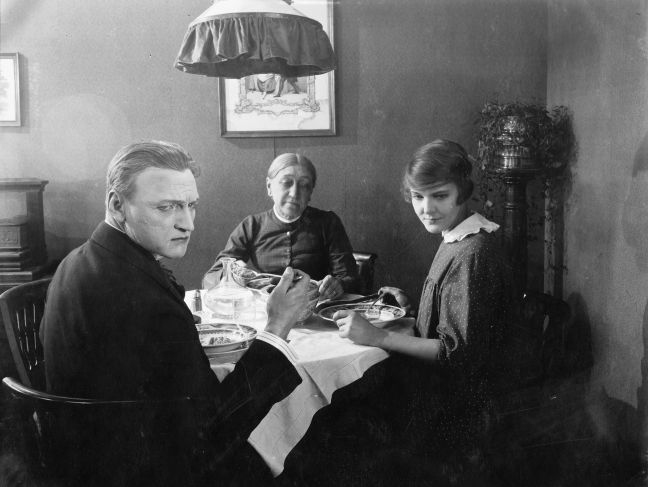 Viktor, Ida und das Kindermädchen am Esstisch