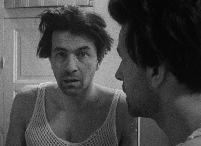 Peter Weiss blickt in den Spiegel