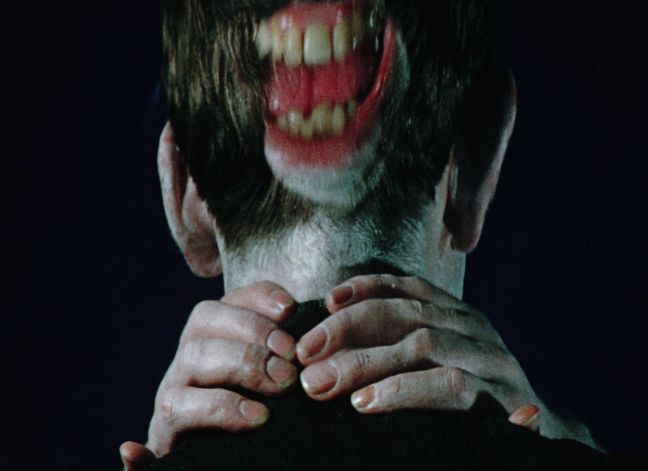 Lachen auf dem Hinterkopf