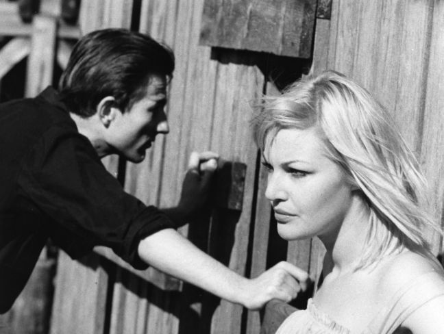 Matti und Kirsi stehen neben einer Hütte