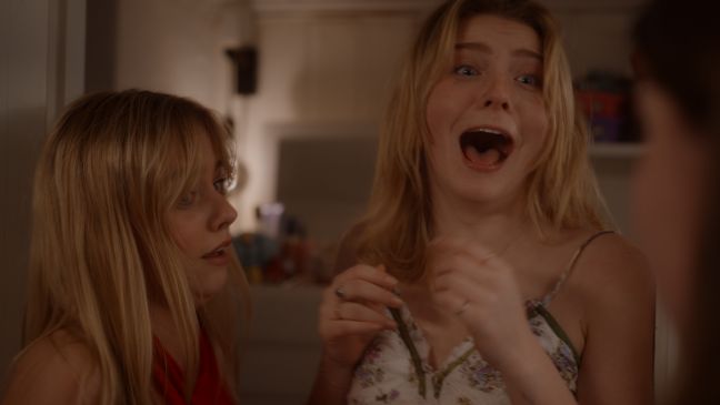 Zwei geschockte Mädchen