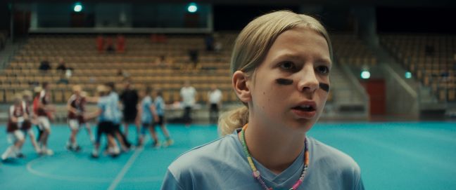 Theo geht vom Spielfeld, im Hintergrund startet das Spiel