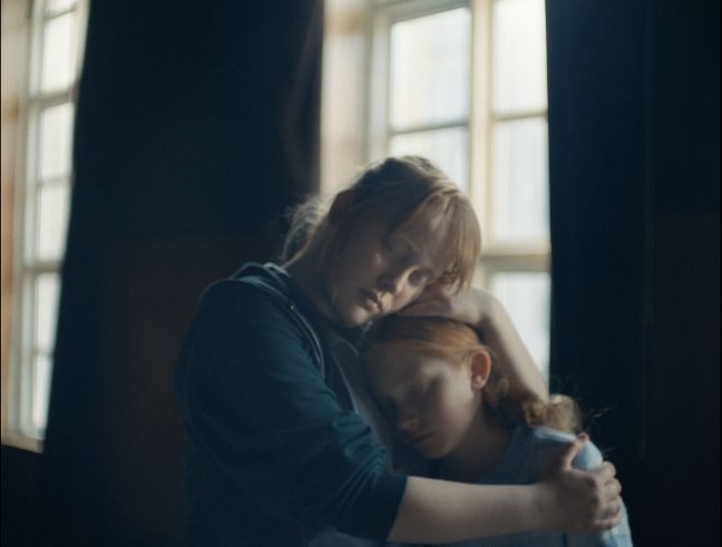 Hauptdarstellerin umart ihre verstorbene kleine Schwester