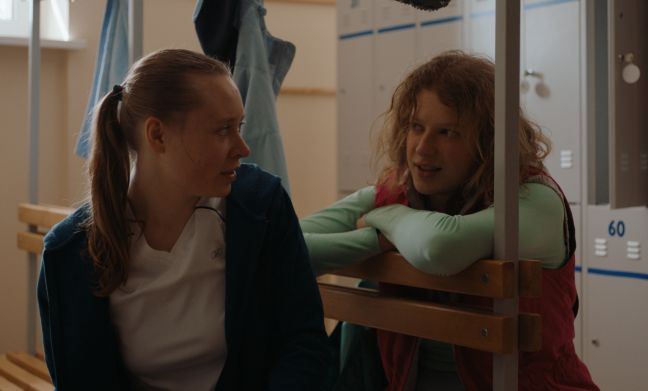 Zwei Mädchen unterhalten sich in der Umkleidekabine