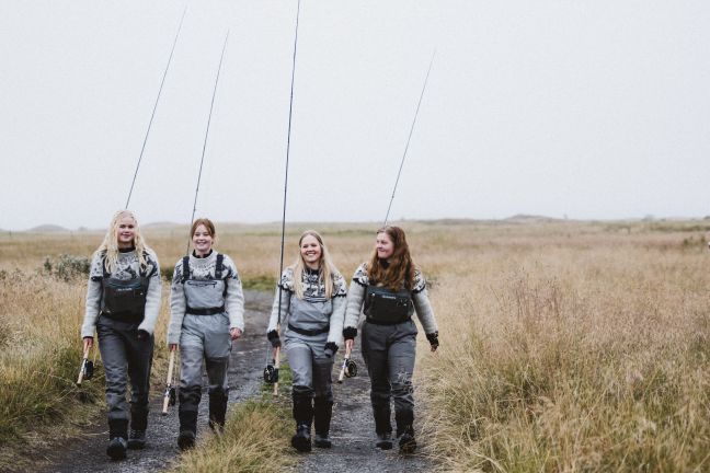 Protagonistinnen laufen mit den Angeln durch die Wiese