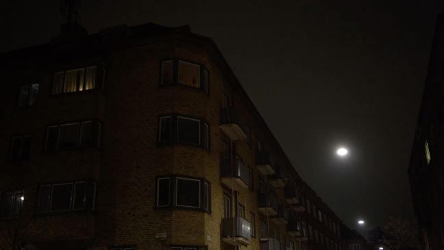 Wohnblock Aufnahme (gelbe zigelsteine); Licht bei einem Fester; Licht von Straßenlampen