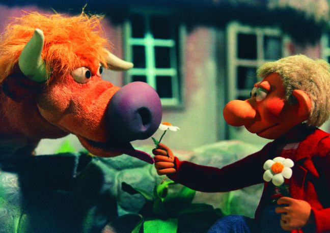 Prop gibt Berta eine Blume zu fressen